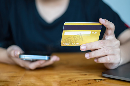女性喜欢使用在线购物应用程序和键入信用卡以填充数字以使用虚拟数字资产和元宇宙进行支付。