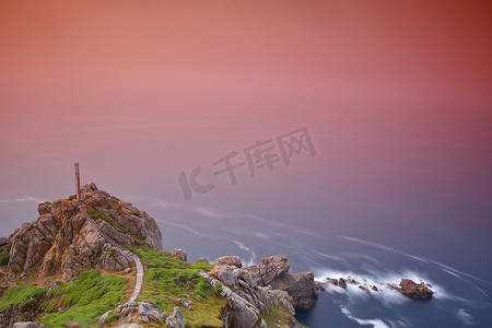 双11波普风摄影照片_裸露海景与悬崖的风景