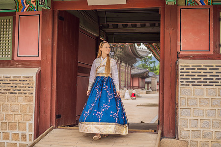 穿着韩服的年轻白人女游客在韩国宫殿。