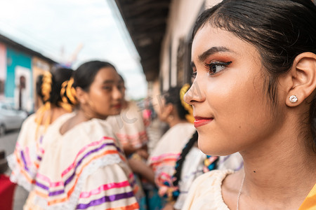 民间传说摄影照片_莱昂身着尼加拉瓜民间传说传统服装的拉丁年轻女子和她的一群朋友