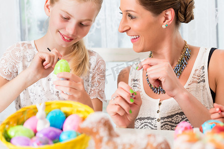 一家人玩得开心，为复活节彩蛋着色