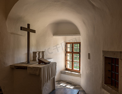 斯洛文尼亚普雷贾马城堡的普通教堂祭坛建在一个洞穴里