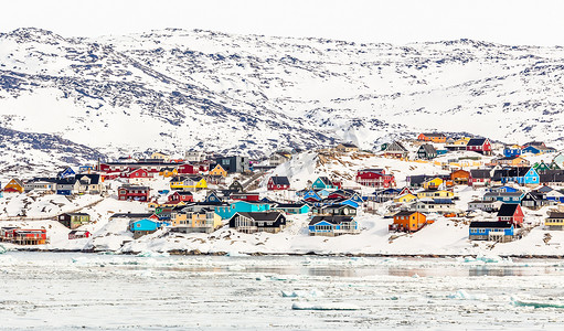 北极市中心全景，路上有色彩缤纷的因纽特人房屋