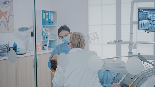 护士和口腔科医生使用钻具去除龋齿