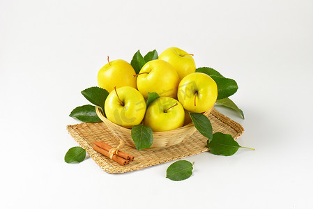 黄苹果摄影照片_一篮子黄苹果
