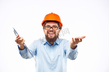 建筑施工海报摄影照片_橙色安全帽建筑文件服务专业人员的快乐男人
