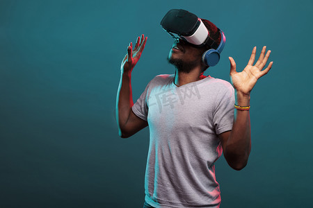 现代人使用 VR 护目镜玩在线视频游戏