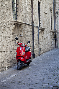 意大利罗马 — 2019年3月31日：红色摩托车Vespa停在老街