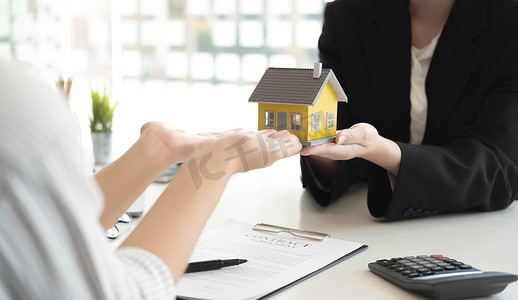销售代表提供购房合同以购买房屋或公寓或讨论贷款和利率