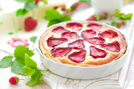 美味的草莓馅饼或芝士蛋糕，配有新鲜浆果和奶油芝士，特写在白色木质质朴背景中