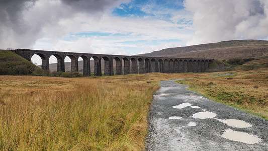 Ribblehead 高架桥承载塞特尔至卡莱尔铁路，约克郡山谷