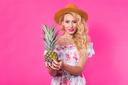 粉红色背景下菠萝的时尚肖像女人