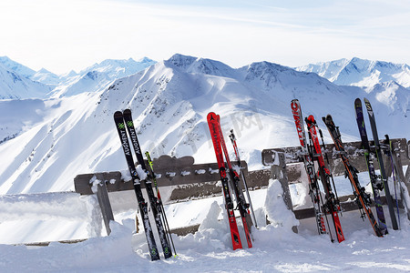 奥地利萨尔巴赫 — 2019年1月19日：一个装满滑雪板的架子