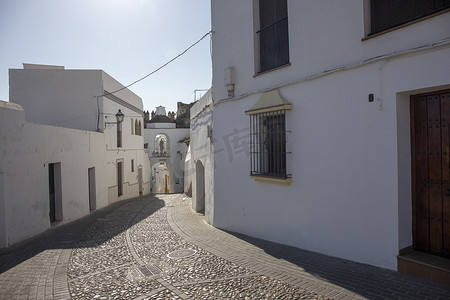 狭窄的白色街道在阿尔科斯德拉弗龙特拉，加的斯-西班牙