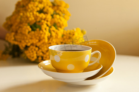 黄色杯子悬浮与红茶。