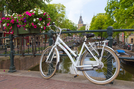 白色自行车在阿姆斯特丹