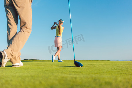 简约职业规划摄影照片_女职业高尔夫球手在具有挑战性的比赛中击出远射