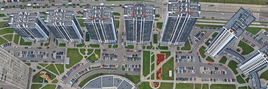 俯视院落摄影照片_城市中的高层建筑和庭院，俯视