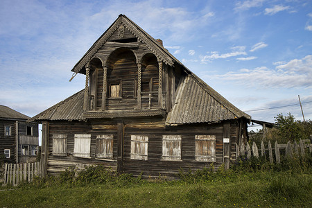 俄罗斯 Zaonezhie 卡累利阿 Kondopozhsky 区 Unitsa 村 — 2021 年 10 月 12 日，废弃的两层木屋。