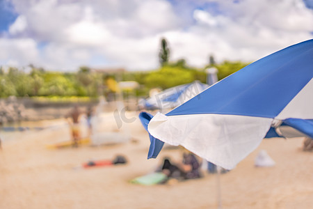 日本冲绳县那霸市波上沙滩上的海滩伞。