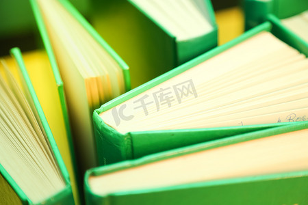 黄色背景上的绿色书籍-打开页面