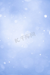 圣诞白色背景摄影照片_抽象蓝色圣诞背景与真正的雪。