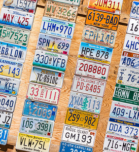 叮叮车牌摄影照片_美国犹他州卡纳布 — 2015 年 5 月 25 日：美国犹他州卡纳布街道公共场所的车牌拼贴画