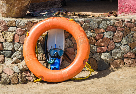 保住绿码摄影照片_带游泳面罩和橙色救生衣的脚蹼