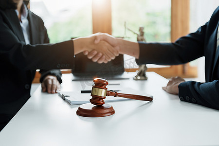 法律、咨询、协议、合同、律师或受托人握手同意客户的提议，即受雇在法庭上与当事方抗争。