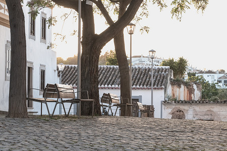 典型的葡萄牙小广场及其公共长椅