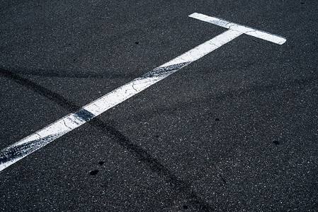踏面摄影照片_空停车场的沥青表面
