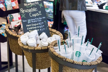 美国纽约 — 2019年5月17日：纽约咖啡馆出售星巴克可重复使用的咖啡杯。