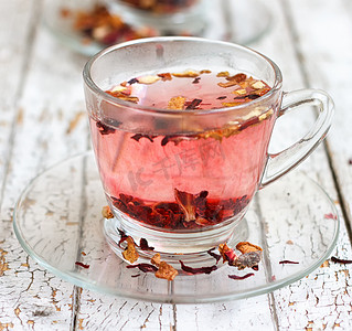透明玻璃杯中的红色水果茶
