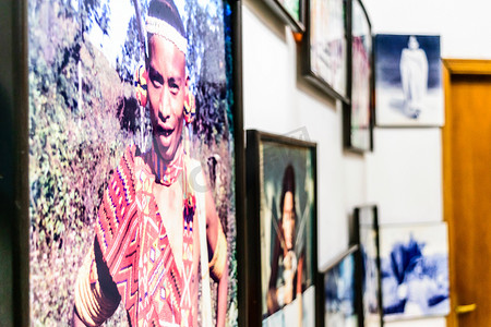 印度加尔各答美术学院，2019年5月1日 — 博物馆大厅墙壁上的艺术品模糊和特写，其中展示着由不同地区和国家艺术家绘制的部落人民的图像。