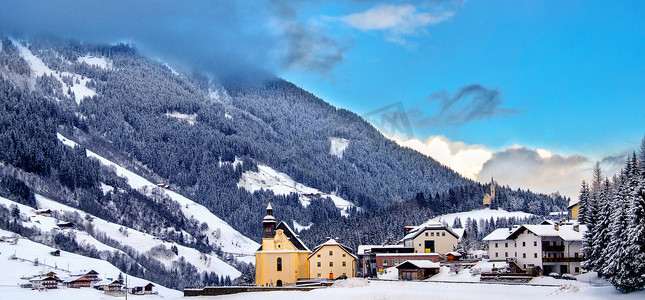 全景概述教堂雪谷美丽的冬天阳光明媚的日子特伦蒂诺上阿迪杰意大利