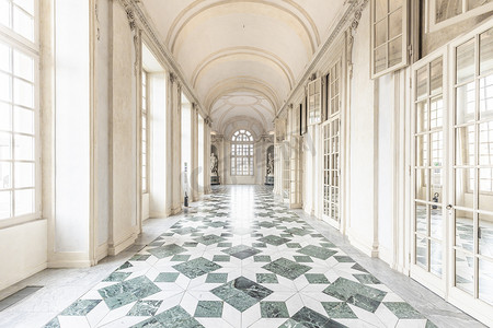 走廊的地板由豪华大理石制成。