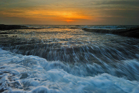 海浪汹涌摄影照片_汹涌的海浪海景日出