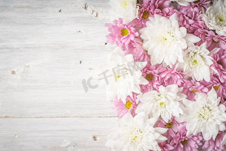 白色木桌顶视图上的白色和粉色花朵
