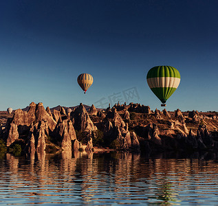 梦幻热气球摄影照片_气球在水和山谷、峡谷、丘陵、b 上的构成