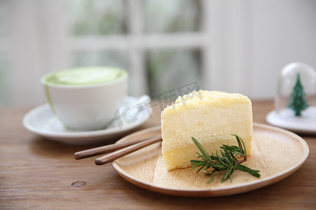 盘子日式摄影照片_木质背景上的芝士蛋糕日式风格
