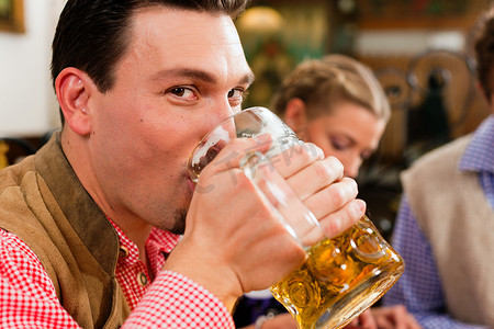 在巴伐利亚酒吧喝啤酒的男人