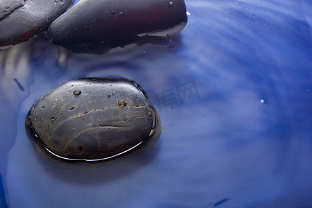 水中鹅卵石摄影照片_水中光滑的石头