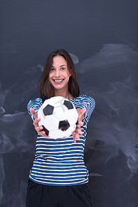 画板摄影照片_在粉笔画板前拿着足球的女人