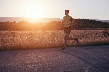 马拉松跑步摄影照片_晨练中跑步的铁人三项运动员