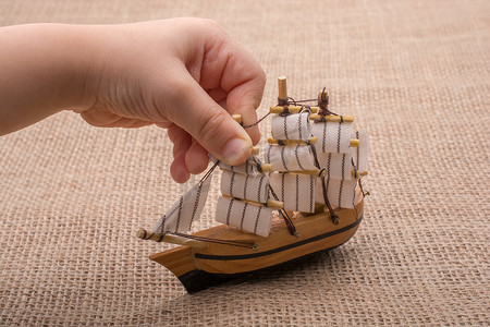 手工制作的帆船在手