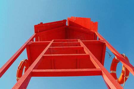 蓝色天空下有生命线的红色救援塔