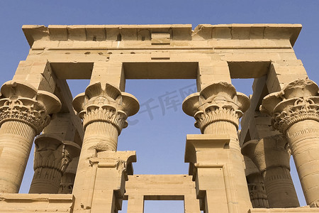 埃及人摄影照片_古埃及巨石的建筑物和柱子。