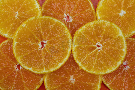 橙色背景上的新鲜切片多汁橙色水果 — 热带橙色水果质地，供背景使用