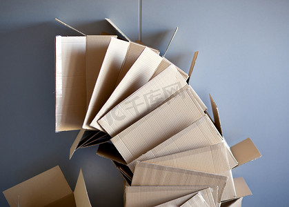 纸箱开箱堆叠在弯曲的圆形形状上