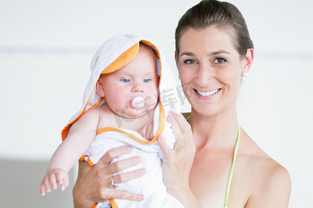 母亲和她刚出生的孩子在婴儿游泳班